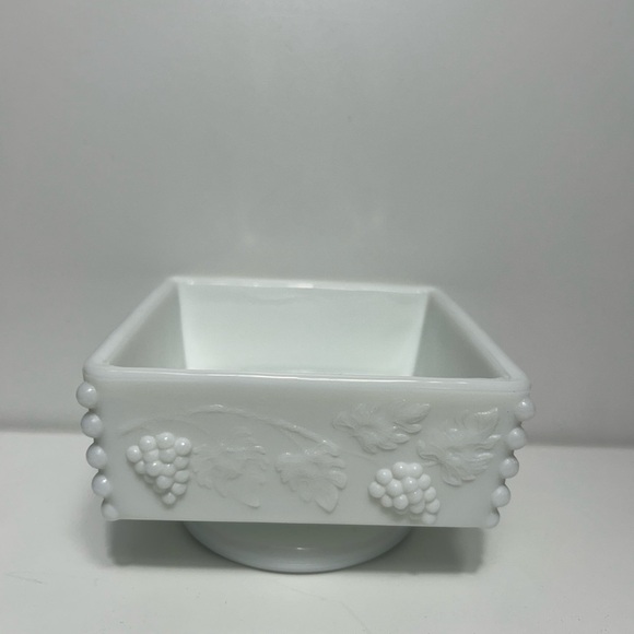 Westmoreland Della Robbia Pattern Milk Glass Compote Grape Vine Relief
#0305241 - Picture 3 of 16